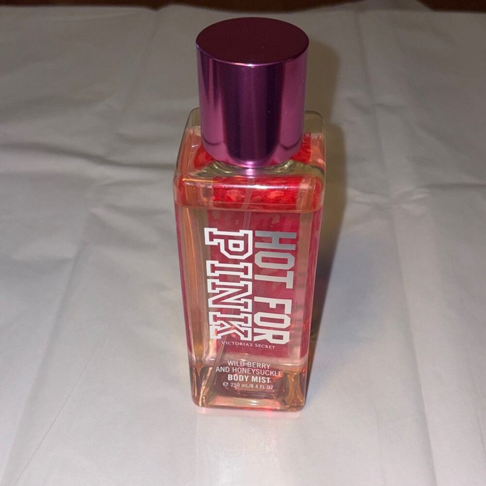 Victoria’s Secret HOT FOR PINK Body Mist 8.4 oz Wild Berry and Honeysuckle